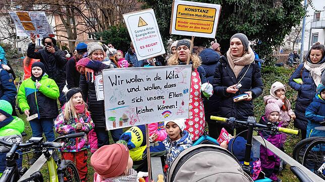 Väter, Mütter und ihre Kinder demonstrieren vor der Sitzung des Konstanzer Gemeinderats gegen die Erhöhung der Kita-Gebühren. Sie ...