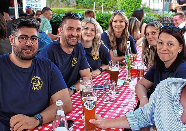 Die heimische Narrenclique &bdquo;Schnarchzapfen&ldquo; durfte beim Dorffest auch nicht fehlen.