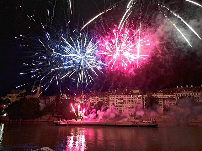 Bild 1: Basel lässt es krachen! Die schönsten Bilder des Feuerwerks am Rhein