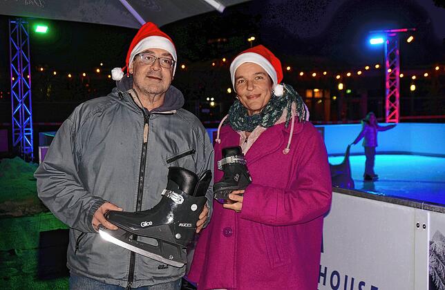 Im Wechsel sind VfB Mitglieder für die Besucher der Eisbahn und des Verpflegungsstandes für die Besucher da, hier sind es Martin ...