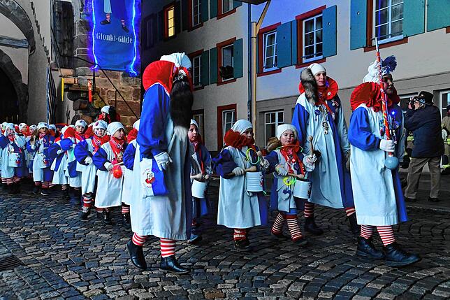 Die „junge Fasnet“, der Nachwuchs der Glonki-Gilde kommt durchs Bickentor. Damit kann die Fasnet auch für die Glonkis beginnen.