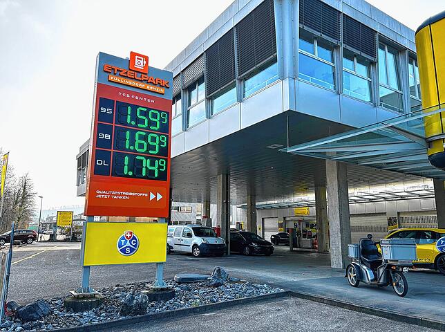 Manch Autofahrer fährt hierhin, um zu tanken: Die Tankstelle beim Areal der TCS-Sektion beider Basel.