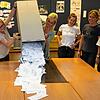 Gleich wird die Europawahl ausgezählt: Dirk Hans (von links), Carolin Costa und Judith Meister schütten im Wahllokal ...