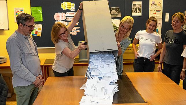 Gleich wird die Europawahl ausgezählt: Dirk Hans (von links), Carolin Costa und Judith Meister schütten im Wahllokal ...