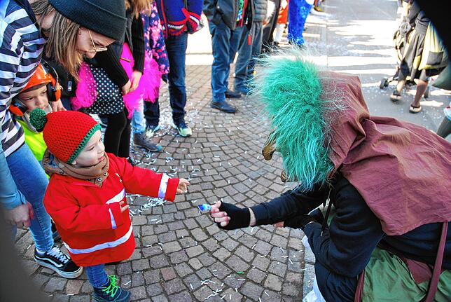 Dieser kleine Mann hat keine Angst vor Hexen und freut sich über die Süßigkeit.