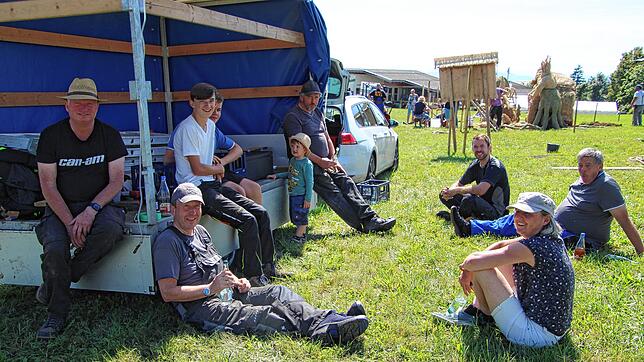 Kleine Pause für die Künstlerinnen und Künstler der kreative Strohskulpturen in Höchenschwand.
