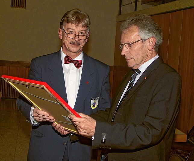 Vereine: Hubert Binninger (links) ernennt Werner Dörflinger im Jahr 2005 zum Ehrenmitglied der Stadtmusik Tiengen. Erstmals wird ein ...
