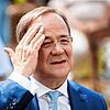 Armin Laschet, CDU-Kanzlerkandidat, streicht sich bei einer Gedenkveranstaltung anlässlich des 60. Jahrestags des Baus der Berliner ...