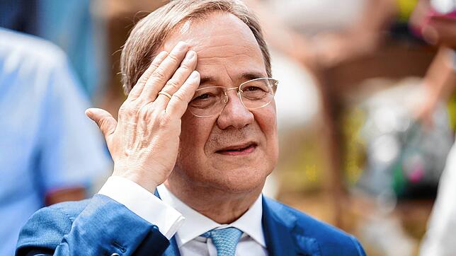 Armin Laschet, CDU-Kanzlerkandidat, streicht sich bei einer Gedenkveranstaltung anlässlich des 60. Jahrestags des Baus der Berliner ...