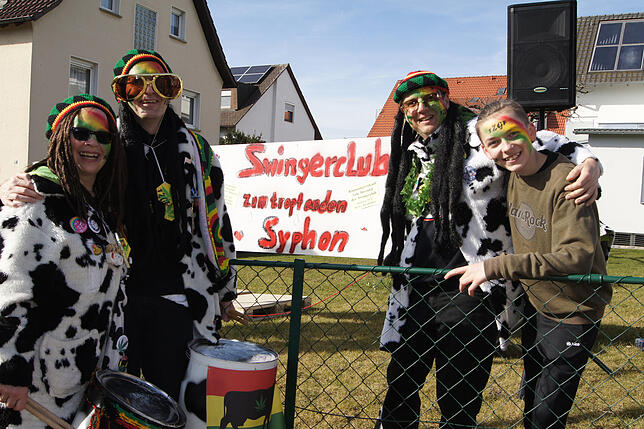 Die Kühe vom Trommlerzug &bdquo;Ferdinand vom Ines&ldquo;, hier Barbara, Wolfgang, Pirmin und Louis, wollen die neue Fischbacher Mitte ...