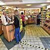 Birgit Kuttruff-Soffel bedient eine Kundin in der Schellenberg-Apotheke. Eine Glasscheibe gibt der Apothekerin einen Schutz vor einer ...