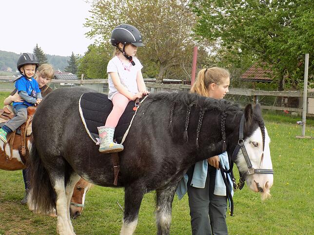 Der Ritt auf einem Pony war sehr begehrt, und es gab lange Wartezeiten.