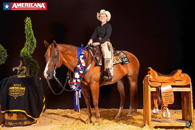 Für ihren Sieg beim Ranch Riding Non-Pro gewann Vivien Leisner einen Westernsattel, eine Gürtelschnalle, einen Pokal und eine ...