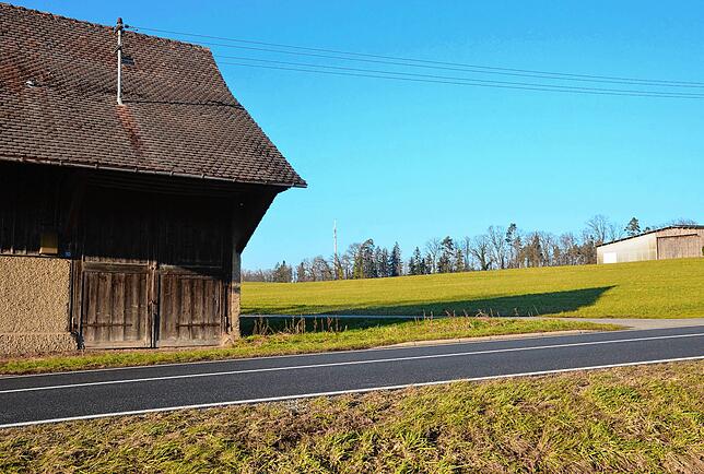 Für Auto- und Velofahrer ist die sich in einem verhältnismäßig schmalen Streifen nach Norden hin erstreckende Fläche für die PV-Anlagen ...