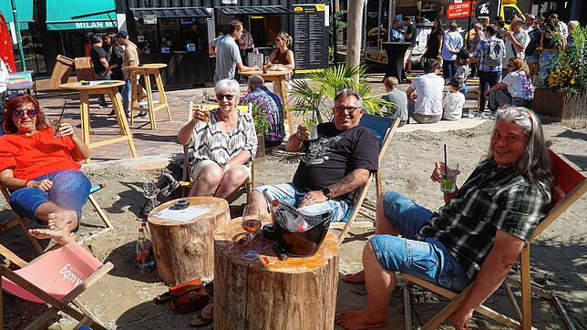 Da kann man herrlich entspannen: Diese Besucher aus Villingen lassen es sich auf dem Stadtstrand in Schwenningen gutgehen.  Fotos: ...