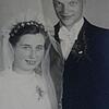Vor 70 Jahren gaben sich Pfarrer Paul Gräb und seine Frau Hanna das Ja-Wort (Oben). Unsere Bilder zeigen das Jubelpaar bei der Hochzeit ...