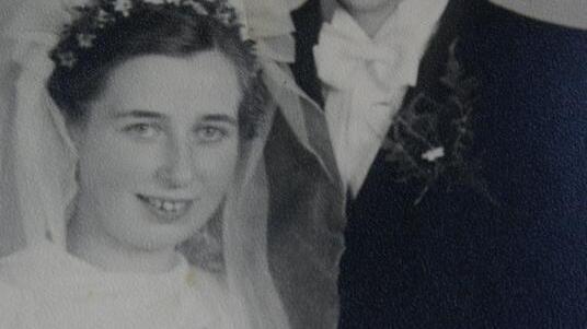 Vor 70 Jahren gaben sich Pfarrer Paul Gräb und seine Frau Hanna das Ja-Wort (Oben). Unsere Bilder zeigen das Jubelpaar bei der Hochzeit ...