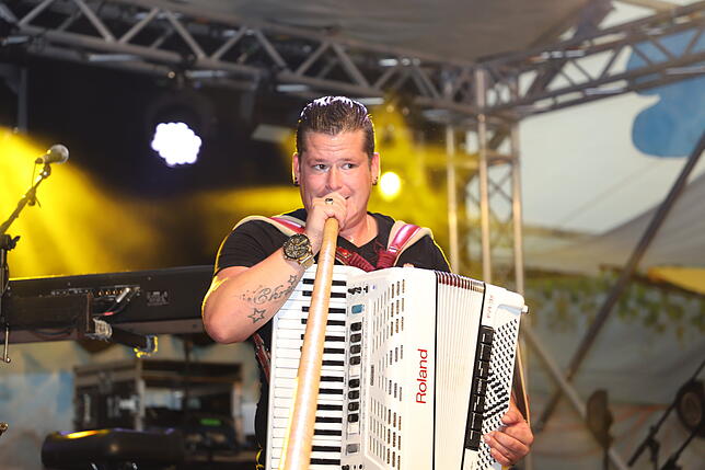 Chris Metzger aus Moos heizte den Menschen ordentlich ein, ehe die Höhner auf die Bühne kamen. Bilder: Andreas Schuler
