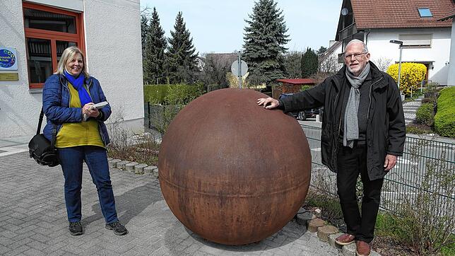 An dem Modell der Sonne des künftigen Planetenwegs in Kluftern: Normalerweise hätte sich Bernd Caesar mit SÜDKURIER-Mitarbeiterin ...