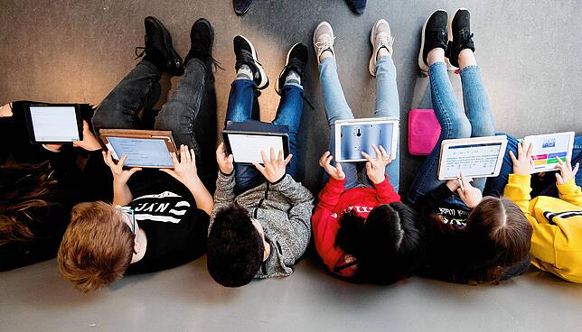 Schüler lernen an Tablets: nur wo? In den Häfler Schulen gibt es lediglich in den Lehrerzimmern und IT-Räumen WLAN. Die Klassenzimmer ...
