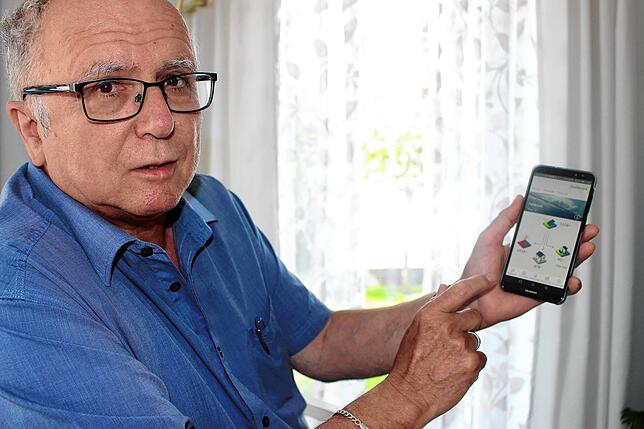 Mit der App auf dem Handy kann Karlheinz Fahlbusch alle wichtigen energetischen Quellen in seinem Haus im Tummelhaus steuern und ...
