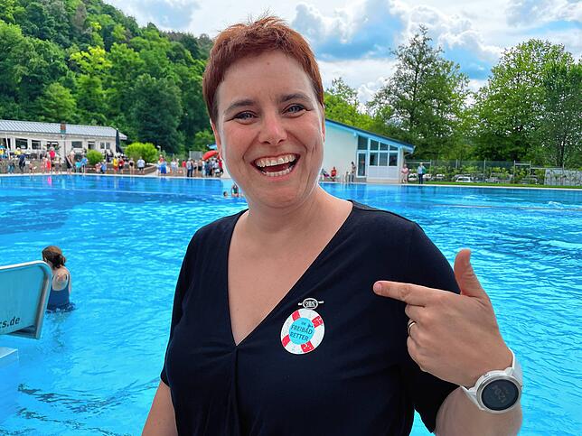 Stolz und für alle Beteiligten will Christiane Maier die Ehrennadel tragen.