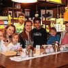 Polina und Yana mit Mutter Tetjana Panasiuk, Emilio und Eldar mit Mutter Natalia und Dmitro mit seiner Mutter Tetjana Saenko (von links) ...