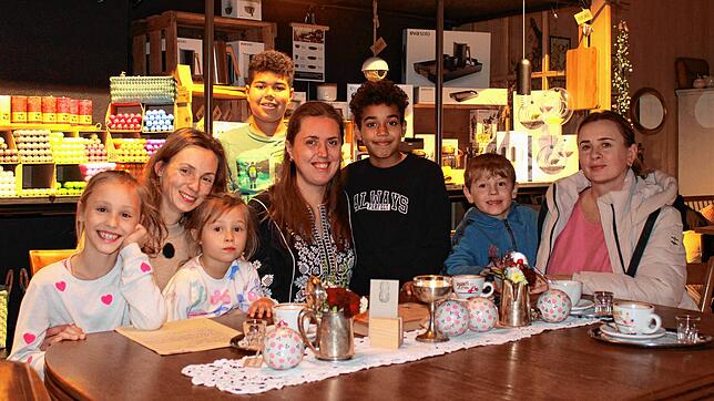Polina und Yana mit Mutter Tetjana Panasiuk, Emilio und Eldar mit Mutter Natalia und Dmitro mit seiner Mutter Tetjana Saenko (von links) ...