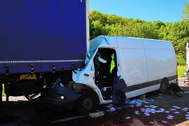 Der Transporter fuhr mit voller Wucht auf den Lastwagen auf.