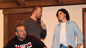 Oliver Späth (von links), Sebastian Haas und Silvia Obergfell bei den Proben zur Theateraufführung der Unterkirnacher Kieschtock-Zunft. ...