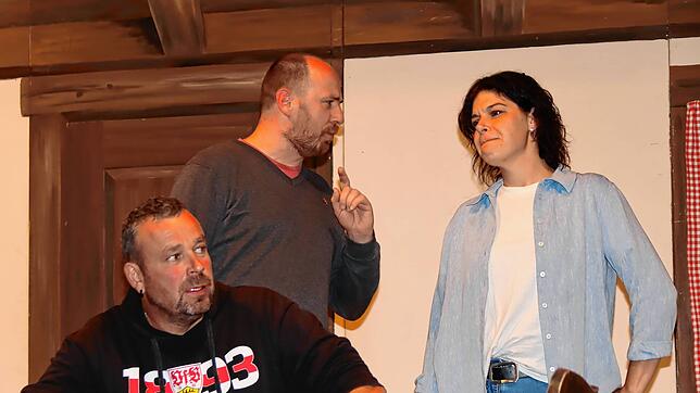 Oliver Späth (von links), Sebastian Haas und Silvia Obergfell bei den Proben zur Theateraufführung der Unterkirnacher Kieschtock-Zunft. ...