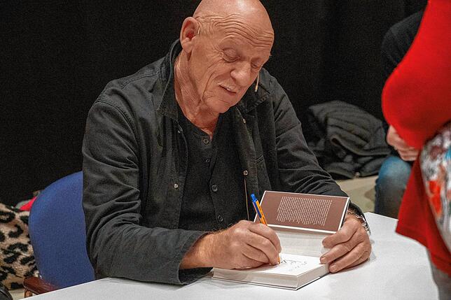 In der Pause signierte Joe Bausch seine Bücher.