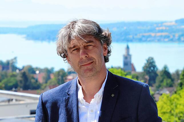 Baubürgermeister Thomas Kölschbach berichtet im Gemeinderat vom aktuellen Wohnungsmarkt in Überlingen. Problem ist das Fehlen von ...