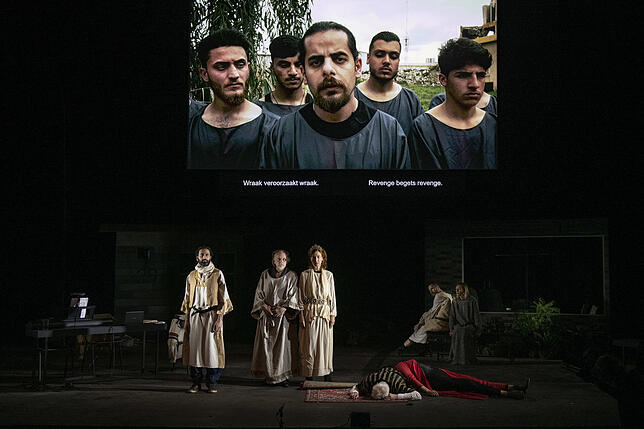 Viele der Schauspieler, die in Mossul an dem Stück beteiligt waren, dürfen in Europa nicht auf der Bühne stehen – sie bekamen kein ...