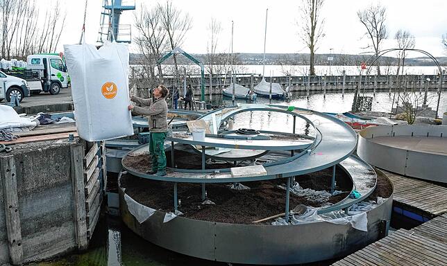 Humus im Anflug: Einer Riesenmurmelbahn gleicht noch der Aufbau des Unendlichkeitssymbols der Firma Paul Saum aus Hohenfels.