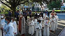 Pfarrer Matthias Schneider lud 18 Erstkommunionkinder an den Tisch des Herrn. In zwei Gruppen feierten sie unter dem Motto &bdquo;Komm, ...