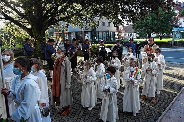 Pfarrer Matthias Schneider lud 18 Erstkommunionkinder an den Tisch des Herrn. In zwei Gruppen feierten sie unter dem Motto &bdquo;Komm, ...