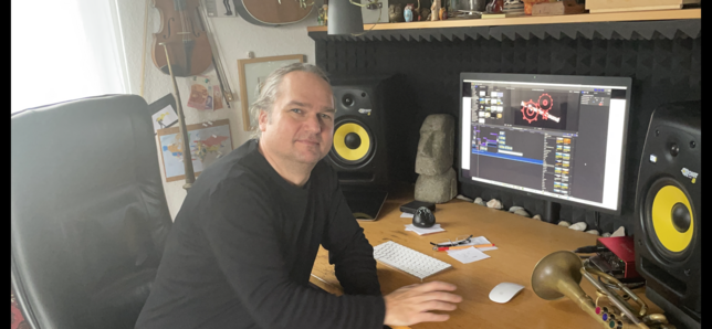 Michael T. Otto in seinem vielseitigen Homeoffice, in dem er musikalische und digitale Projekte umsetzt.