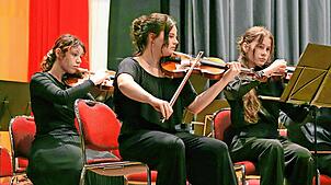 Ein wundervolles Solo spielt Annalena Bachmann (Mitte) am Ende des Auszugs aus Vivaldis „Vier Jahreszeiten“. Bild: Kommert/Mauritz