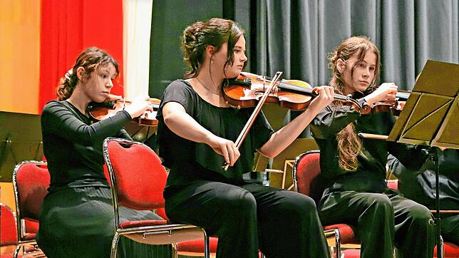 Ein wundervolles Solo spielt Annalena Bachmann (Mitte) am Ende des Auszugs aus Vivaldis „Vier Jahreszeiten“. Bild: Kommert/Mauritz