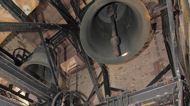 Groß und mächtig sind die Glocken im Turm der Antoniuskirche in Mönchweiler. Der nächtliche Klang des Stundenschlags stößt auf geteilte ...