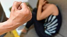 Seit Monaten schlägt ein 45-jähriger Mann seine sieben Jahre jüngere Frau in Sauldorf. Wie die Polizei mitteilt, gelang der Frau am ...