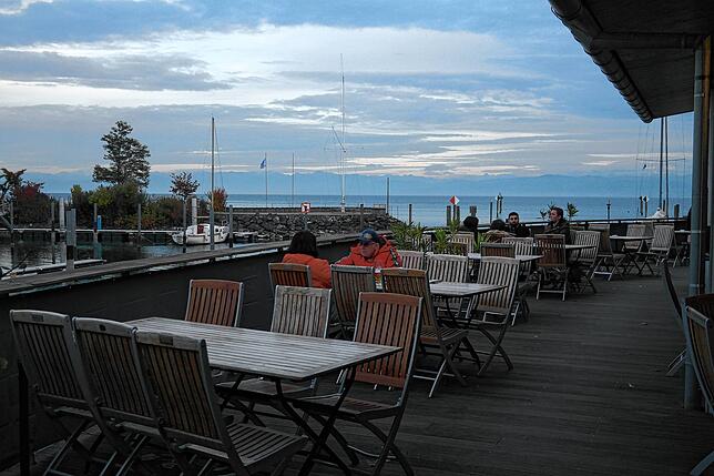 Terrassenplätze sind trotz sinkender Temperaturen nach wie vor beliebt: Im Restaurant „Am Häfele“ gibt es am Abend aktuell ...