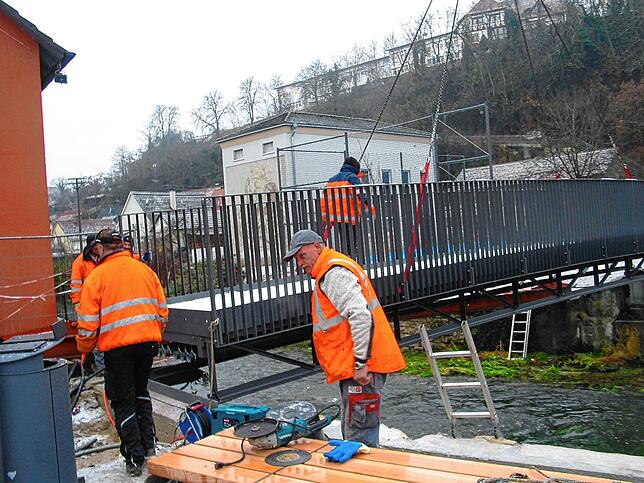 Die Fußgängerbrücke zum Aacher Mühlenplatz konnte noch rechtzeitig vor Weihnachten installiert werden.