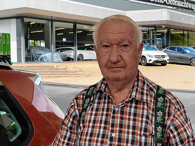 Wolfgang Quiel tankt sein Auto in Waldshut, bevor er Freunde in der Schweiz besucht.