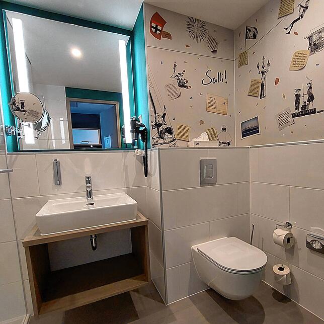 Lese-Lektüre mal anders: So sind die Toiletten in den Hotelzimmern gestaltet.
