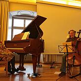 Isabell Marquart und Annika Hader brachten im Konventsaal weihnachtliche Melodien dar.