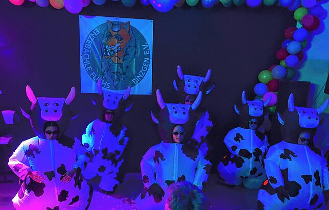 „The dancing Wow Cows“ präsentierte in großen Kuh-Kostümen eine einstudierte Choreografie zu Hits wie „Gangnam Style“ oder „Party Rock ...