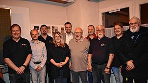 Einige Ehrungen und Neuaufnahmen gibt es in der Hauptversammlung der DRK-Bereitschaft Steinatal (von links): Schriftführer Ingo ...