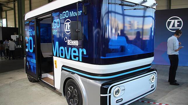 Der von ZF entwickelte Kleinbus Ego Mover fährt elektrisch und autonom. Bild: Mommsen